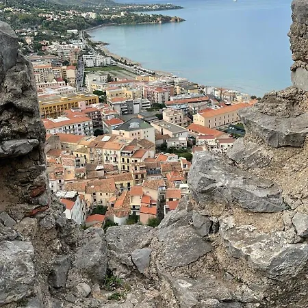 La Piazza E Mia チェファル