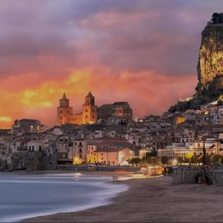 La Piazza E Mia Daire Cefalù