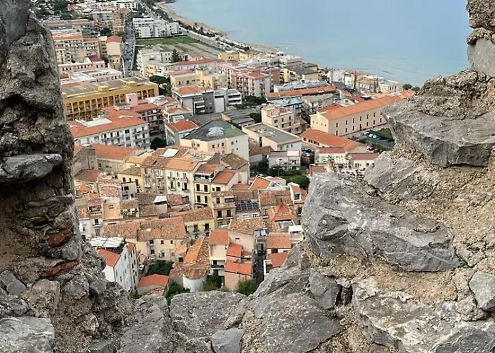 La Piazza E Mia チェファル